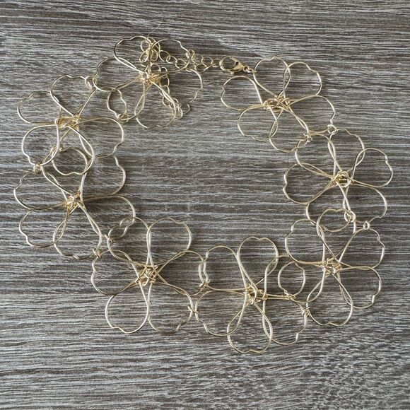 Elegant Gold Floral Necklace A1335 - Picture 3 of 4